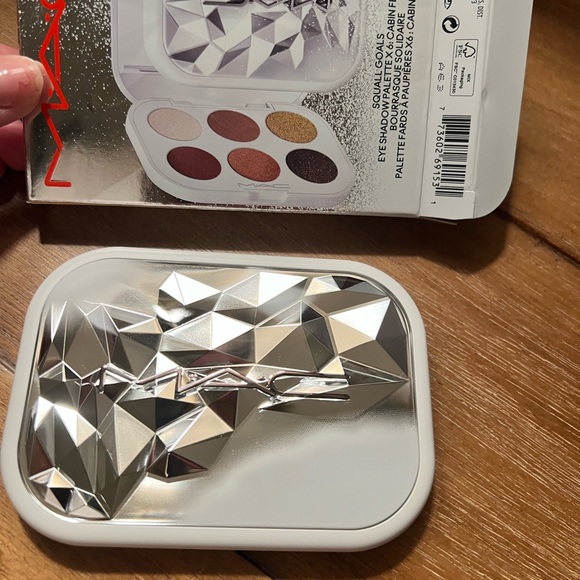 Mac Eyeshadow Pallette - Picture 4 of 6